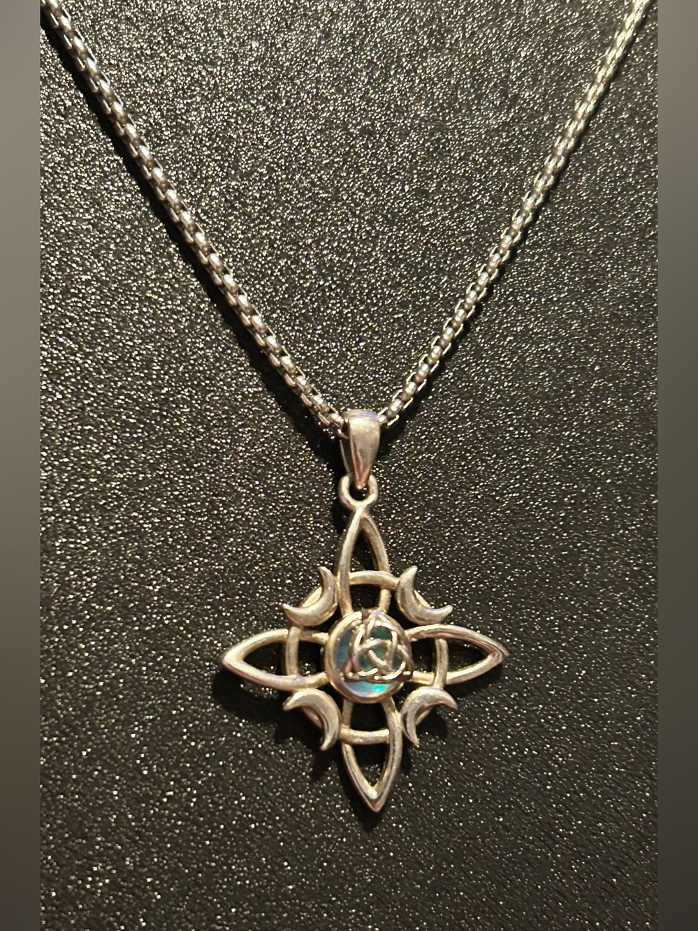 TRILOGY/INFINITY CELTIC/IRISH KNOT WITH IRIDESCENT STONE PENDANT NECKLACE/NWOT!